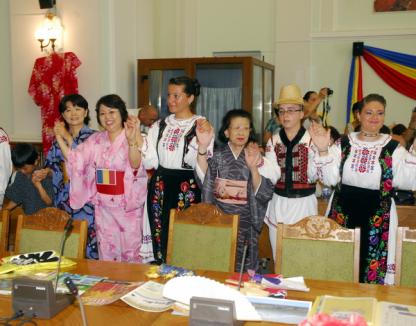 Orădeni în straie populare şi japonezi în kimono au dansat "Periniţa" la Primărie (FOTO)